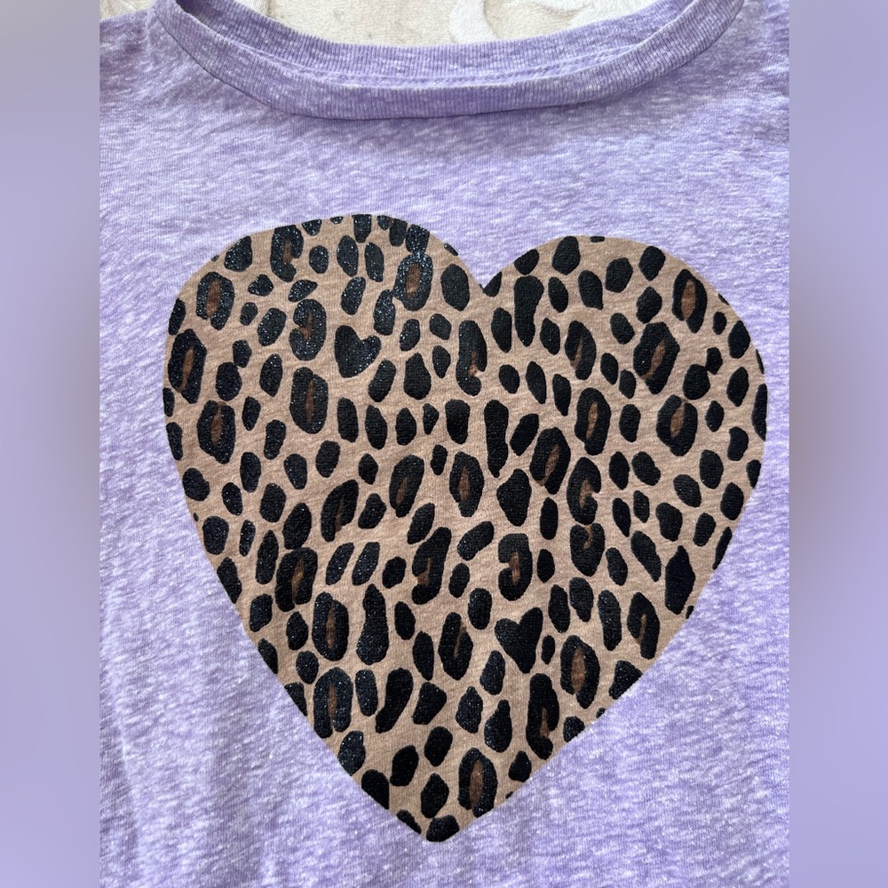Girls' long-sleeve  lavender graphic T-shirt with leopard heart